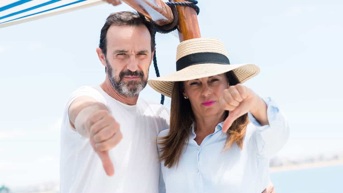 couple on vacation thumbs down