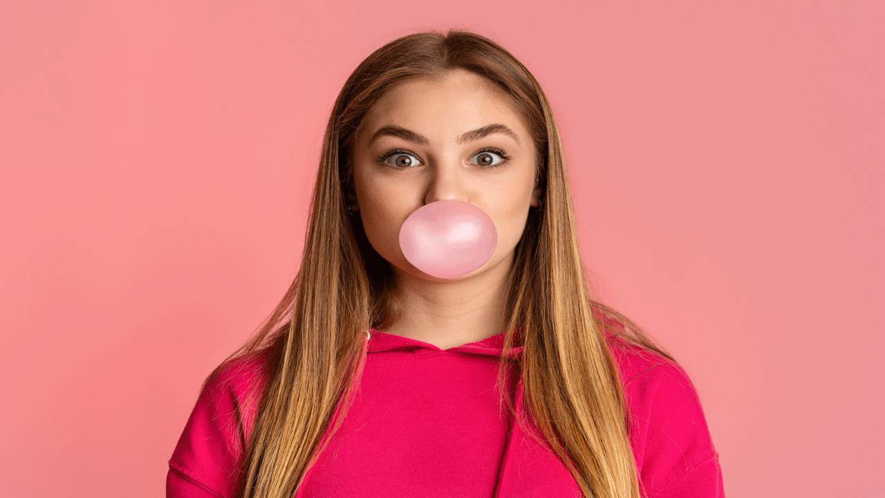 girl-chewing-gum