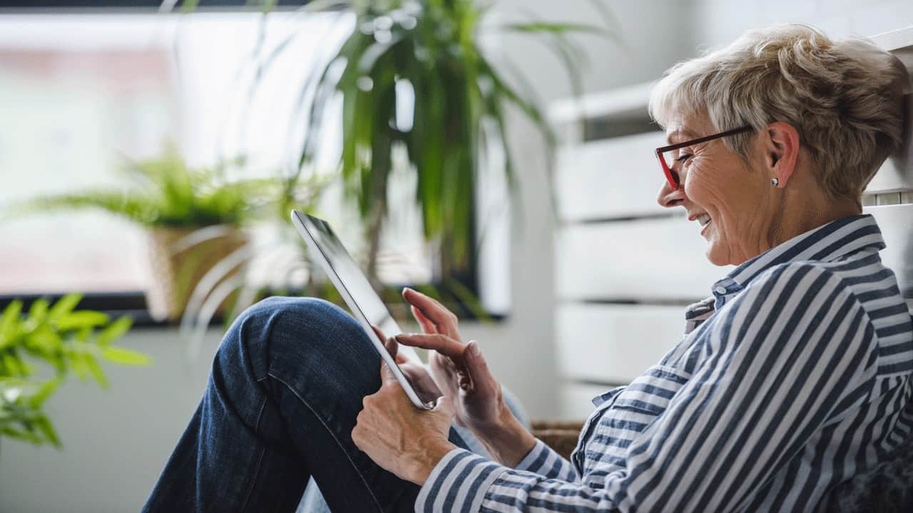 middle-age-woman-social-media
