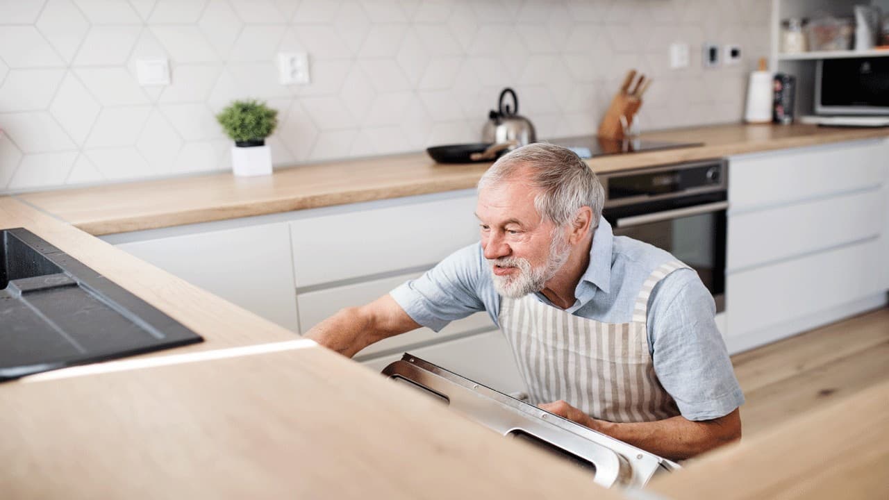 old-man-dishwasher