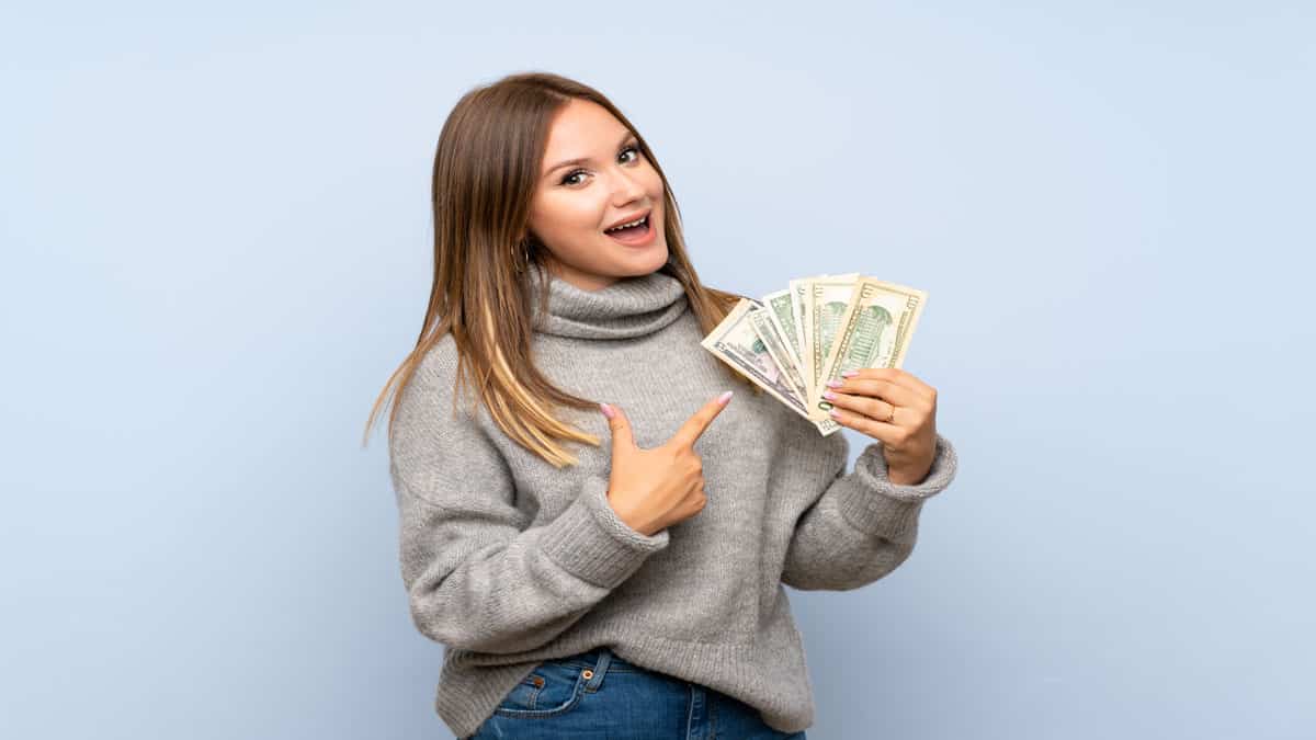 teen-girl-with-money