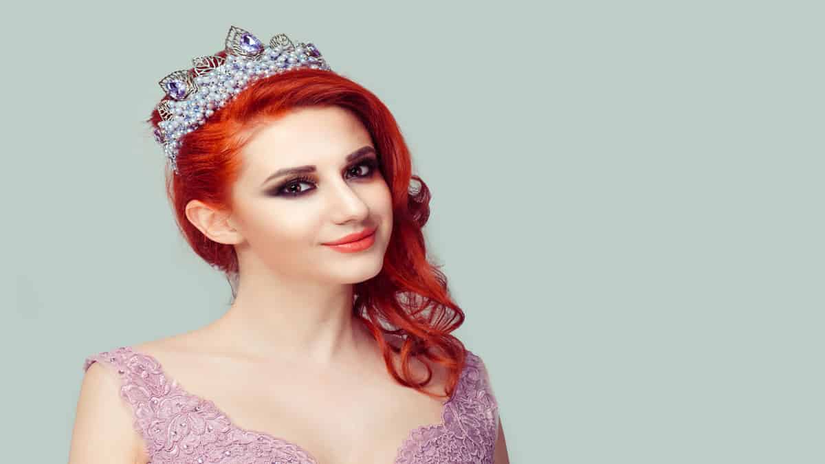 woman-wearing-tiara