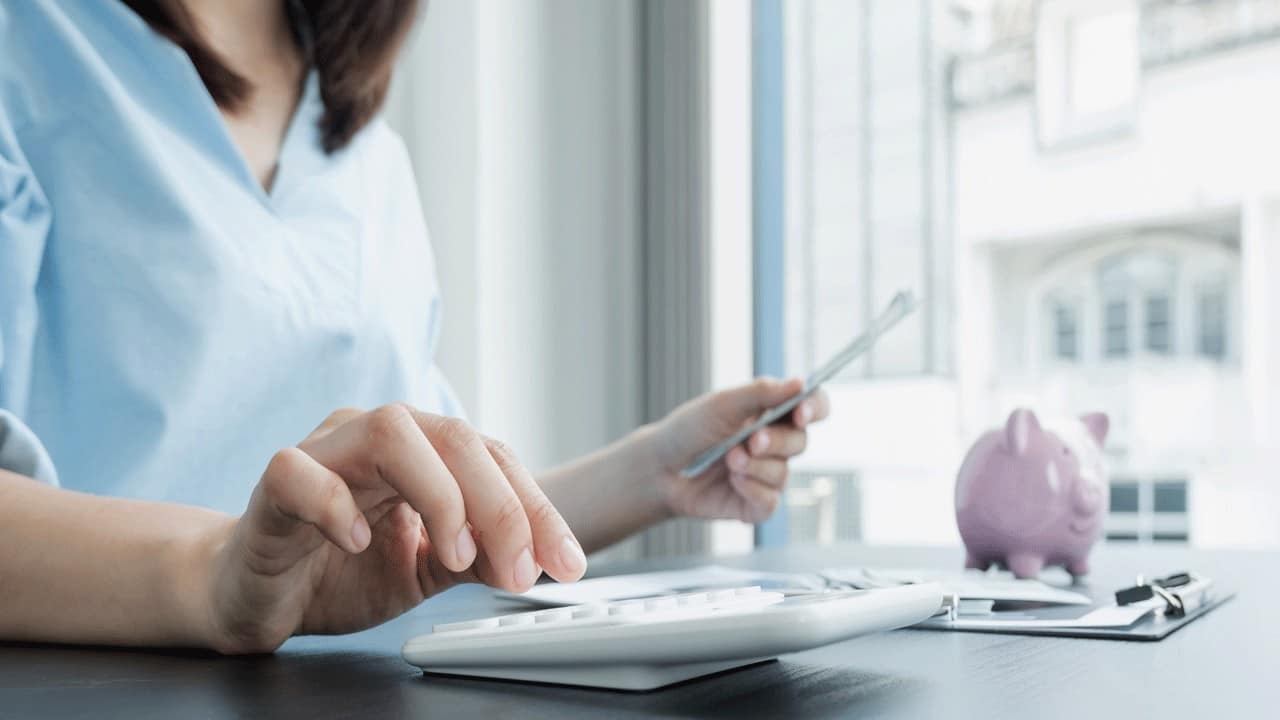 woman-with-calculator